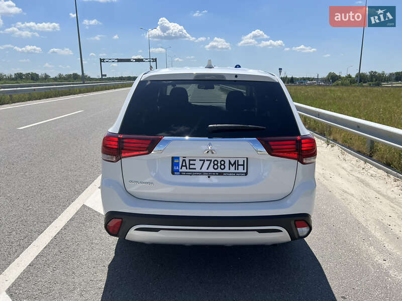 Внедорожник / Кроссовер Mitsubishi Outlander 2023 в Полтаве