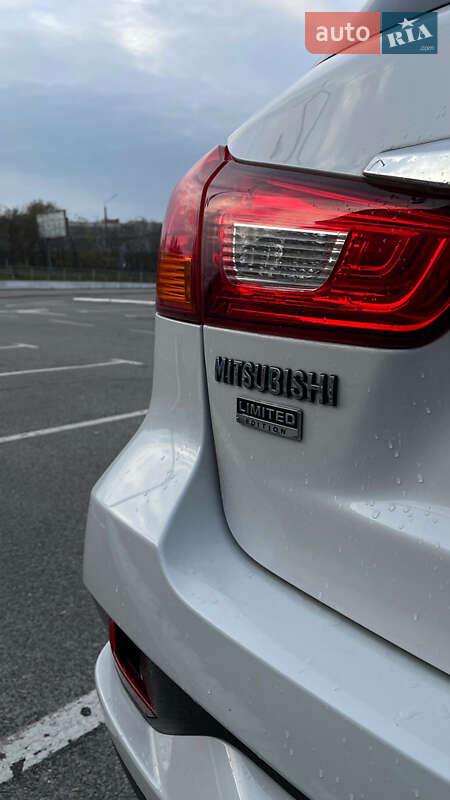 Внедорожник / Кроссовер Mitsubishi Outlander 2017 в Киеве