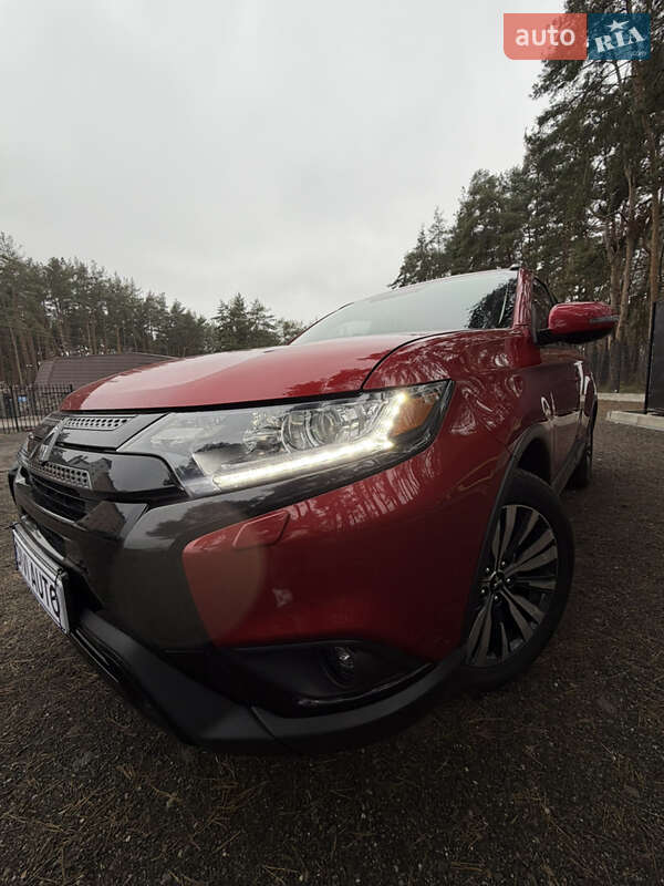 Внедорожник / Кроссовер Mitsubishi Outlander 2019 в Киеве