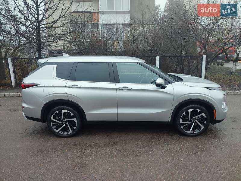 Внедорожник / Кроссовер Mitsubishi Outlander 2021 в Киеве