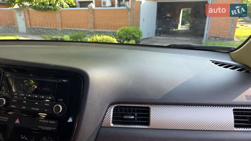 Позашляховик / Кросовер Mitsubishi Outlander 2016 в Харкові