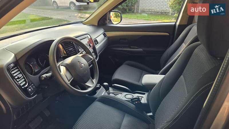 Позашляховик / Кросовер Mitsubishi Outlander 2016 в Харкові