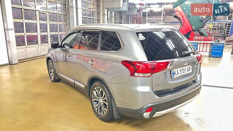 Внедорожник / Кроссовер Mitsubishi Outlander 2016 в Киеве