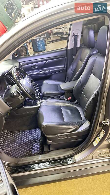 Внедорожник / Кроссовер Mitsubishi Outlander 2016 в Киеве