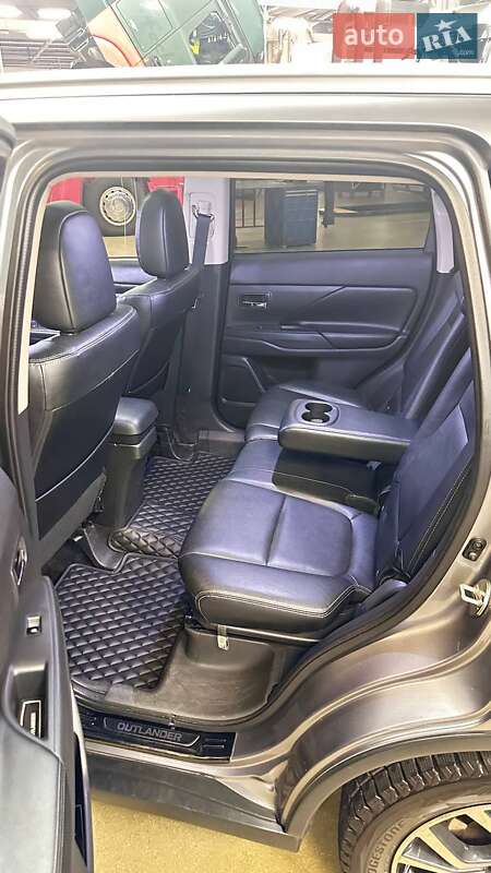 Внедорожник / Кроссовер Mitsubishi Outlander 2016 в Киеве