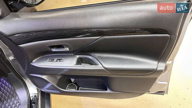 Внедорожник / Кроссовер Mitsubishi Outlander 2016 в Киеве