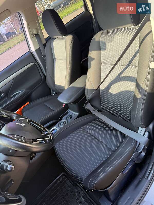 Внедорожник / Кроссовер Mitsubishi Outlander 2015 в Николаеве