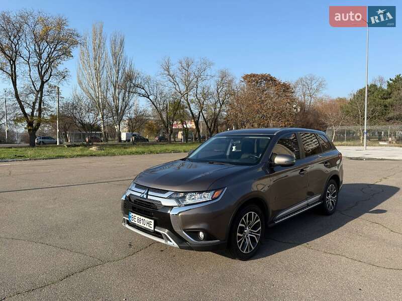 Внедорожник / Кроссовер Mitsubishi Outlander 2015 в Николаеве