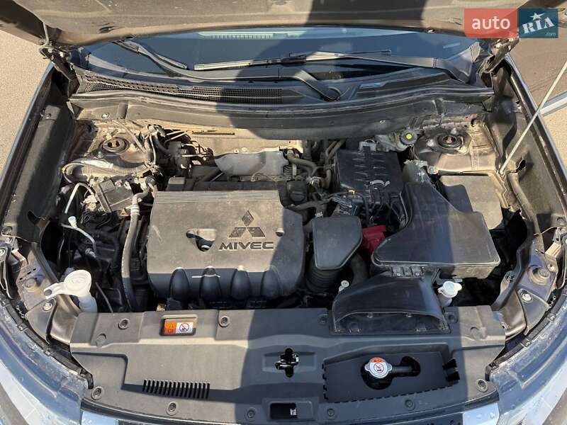 Внедорожник / Кроссовер Mitsubishi Outlander 2015 в Николаеве