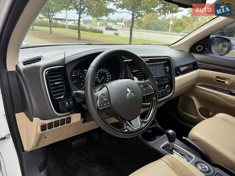 Внедорожник / Кроссовер Mitsubishi Outlander 2015 в Киеве