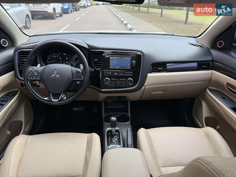 Внедорожник / Кроссовер Mitsubishi Outlander 2015 в Киеве