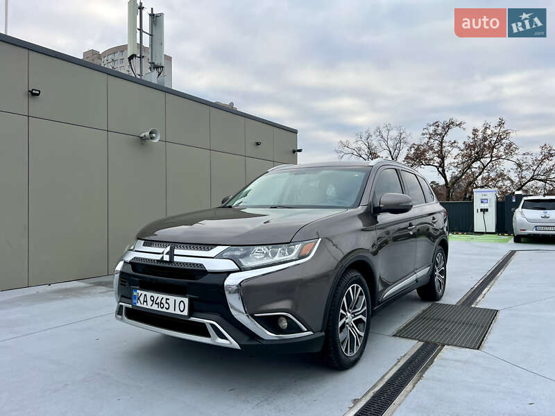 Внедорожник / Кроссовер Mitsubishi Outlander 2018 в Киеве