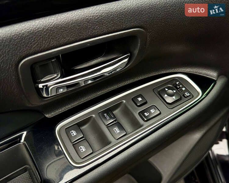 Внедорожник / Кроссовер Mitsubishi Outlander 2018 в Киеве