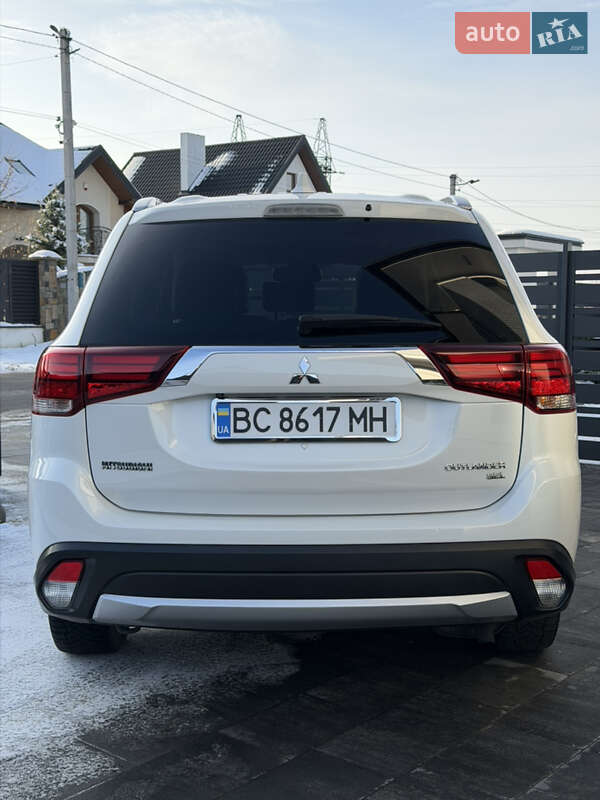 Позашляховик / Кросовер Mitsubishi Outlander 2018 в Новояворівську