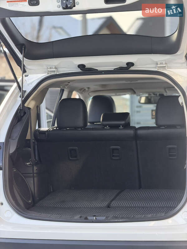 Позашляховик / Кросовер Mitsubishi Outlander 2018 в Новояворівську