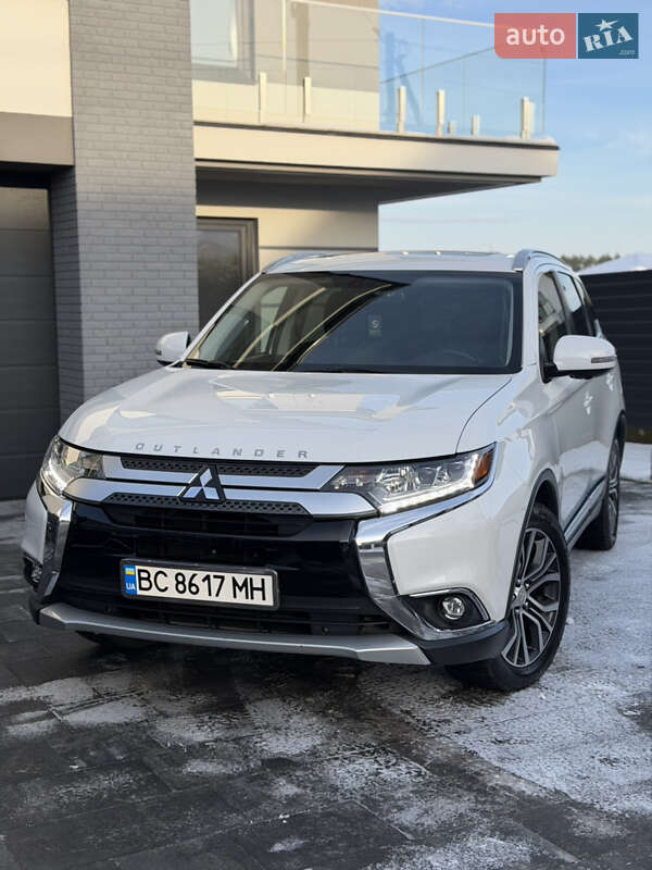 Позашляховик / Кросовер Mitsubishi Outlander 2018 в Новояворівську