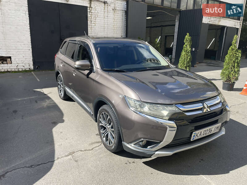 Позашляховик / Кросовер Mitsubishi Outlander 2016 в Києві