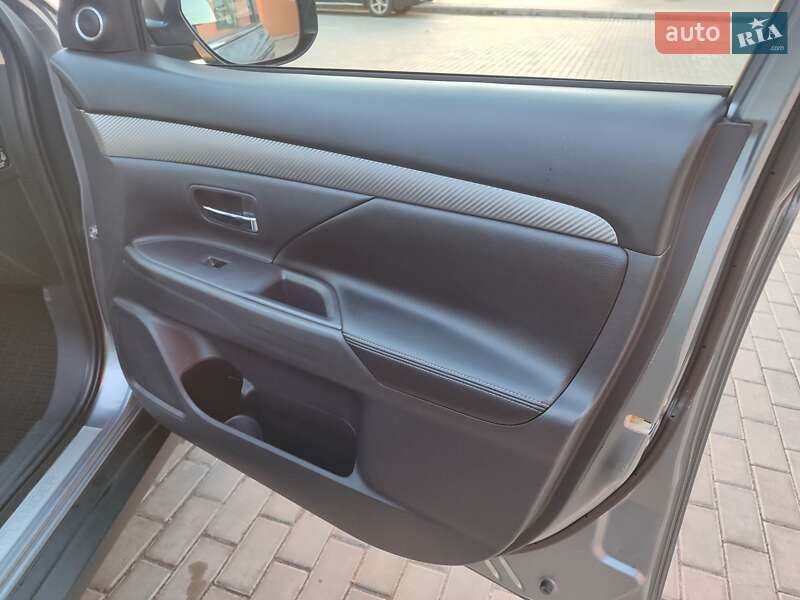 Внедорожник / Кроссовер Mitsubishi Outlander 2013 в Львове