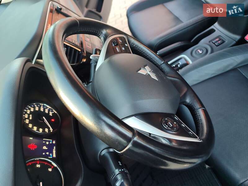 Внедорожник / Кроссовер Mitsubishi Outlander 2013 в Львове