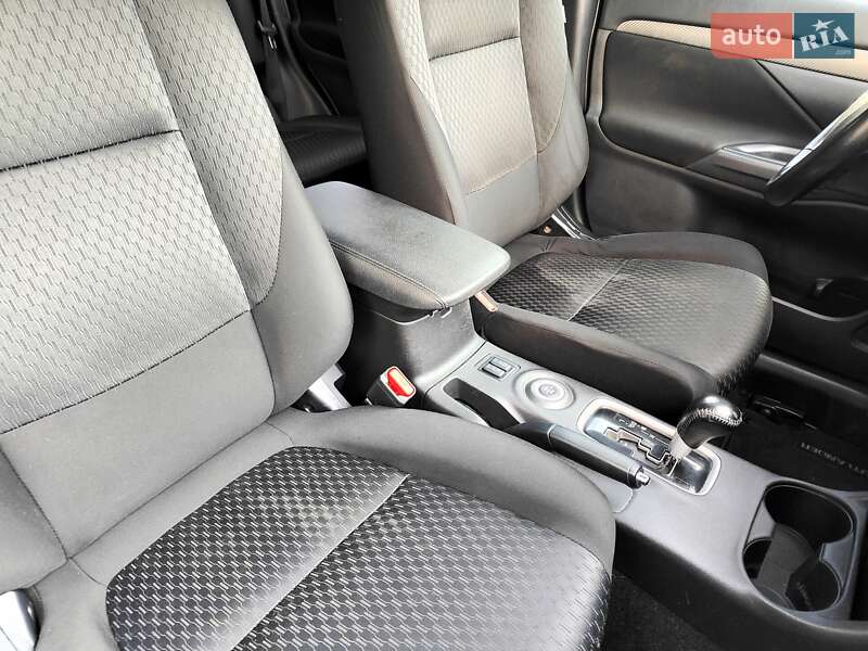 Внедорожник / Кроссовер Mitsubishi Outlander 2013 в Киеве