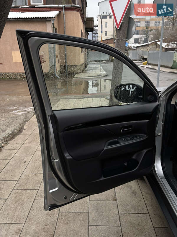 Внедорожник / Кроссовер Mitsubishi Outlander 2021 в Киеве