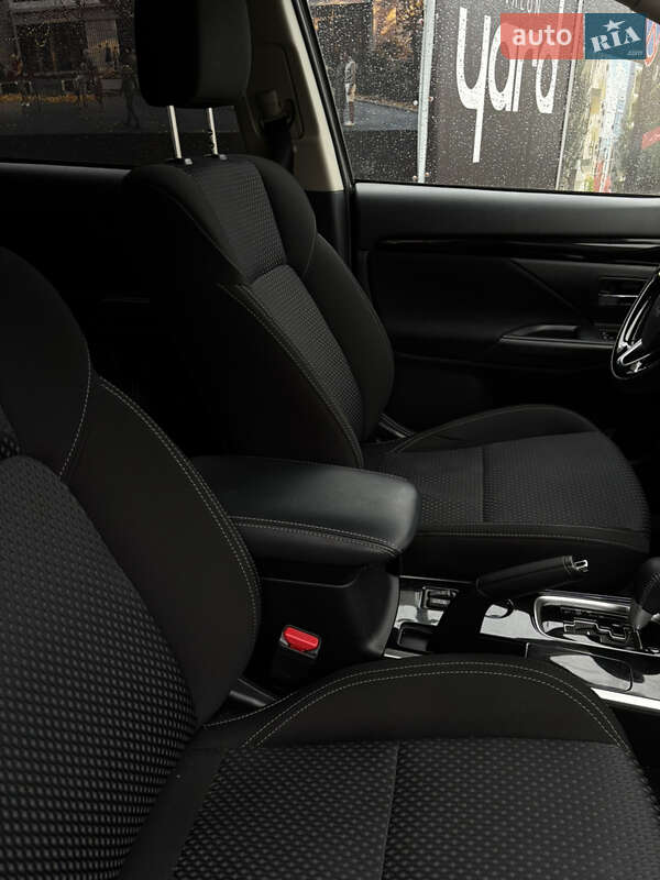 Внедорожник / Кроссовер Mitsubishi Outlander 2021 в Киеве