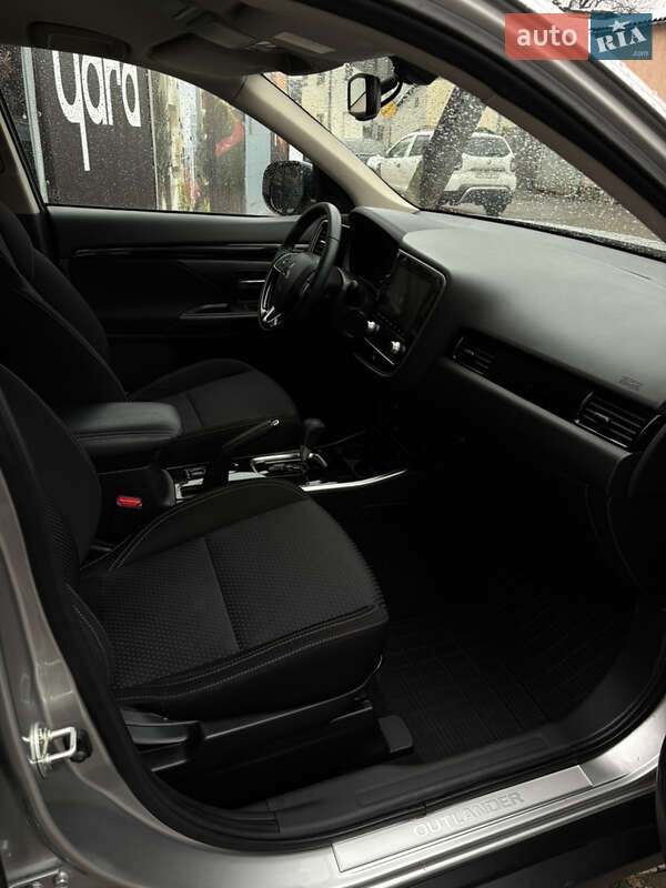 Внедорожник / Кроссовер Mitsubishi Outlander 2021 в Киеве