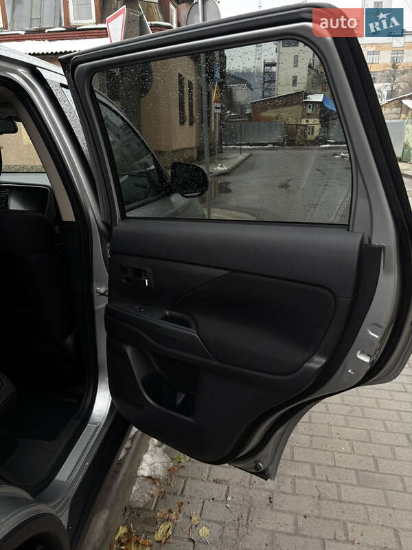 Внедорожник / Кроссовер Mitsubishi Outlander 2021 в Киеве