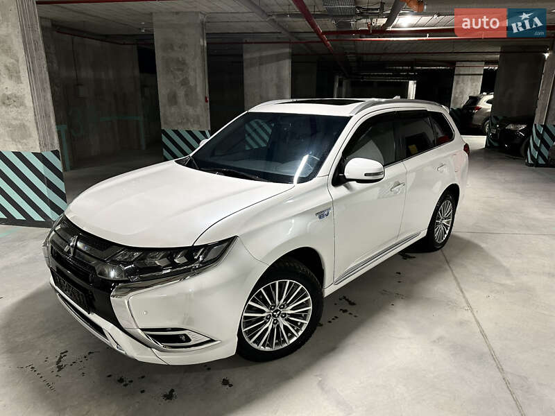 Внедорожник / Кроссовер Mitsubishi Outlander 2019 в Львове