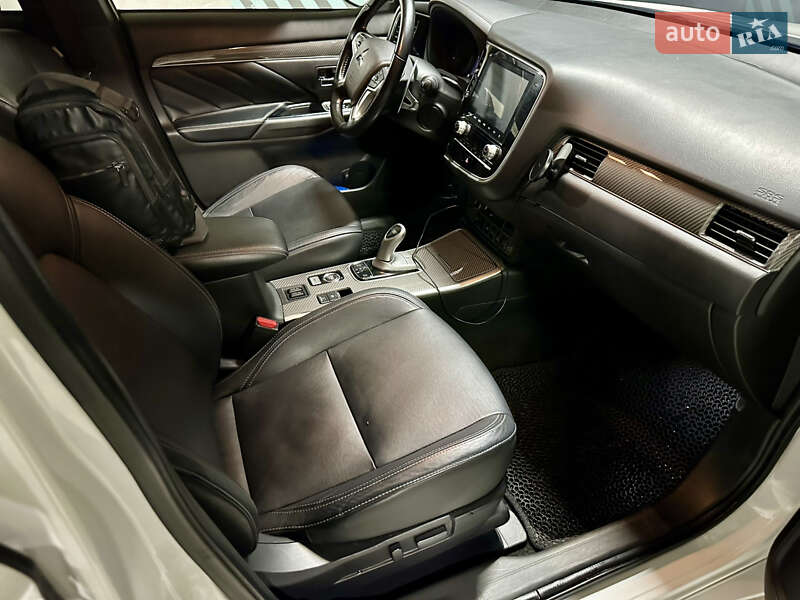 Внедорожник / Кроссовер Mitsubishi Outlander 2019 в Львове