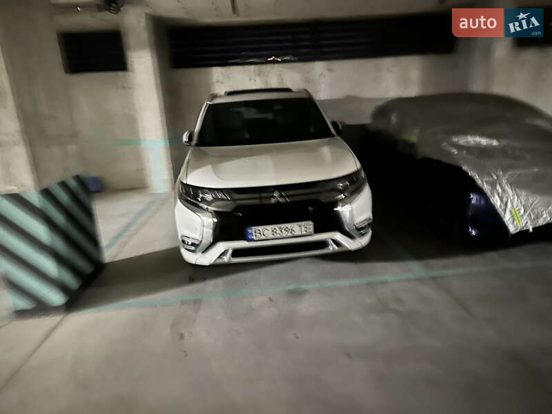 Внедорожник / Кроссовер Mitsubishi Outlander 2019 в Львове