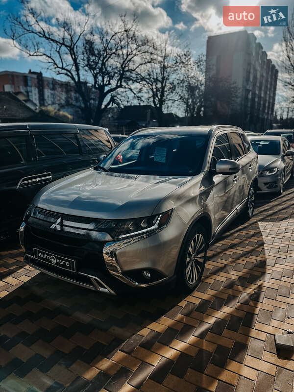Позашляховик / Кросовер Mitsubishi Outlander 2020 в Миколаєві