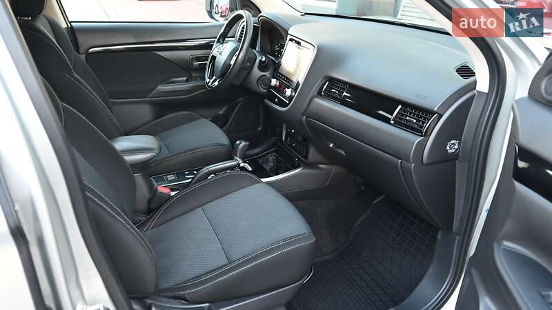 Позашляховик / Кросовер Mitsubishi Outlander 2019 в Києві