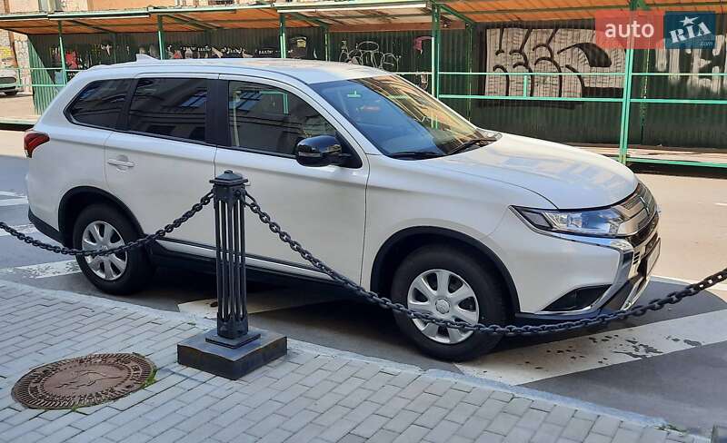 Позашляховик / Кросовер Mitsubishi Outlander 2021 в Києві