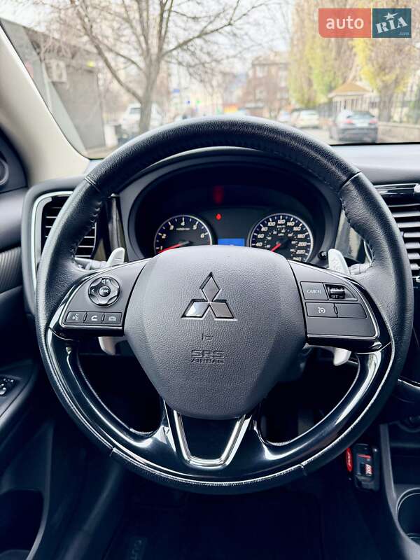 Внедорожник / Кроссовер Mitsubishi Outlander 2016 в Киеве