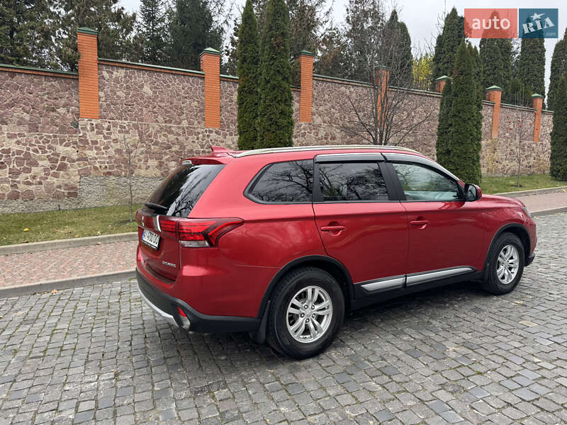 Внедорожник / Кроссовер Mitsubishi Outlander 2016 в Киеве
