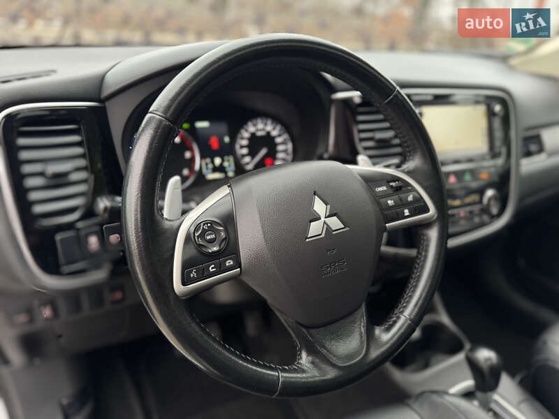 Позашляховик / Кросовер Mitsubishi Outlander 2015 в Дрогобичі