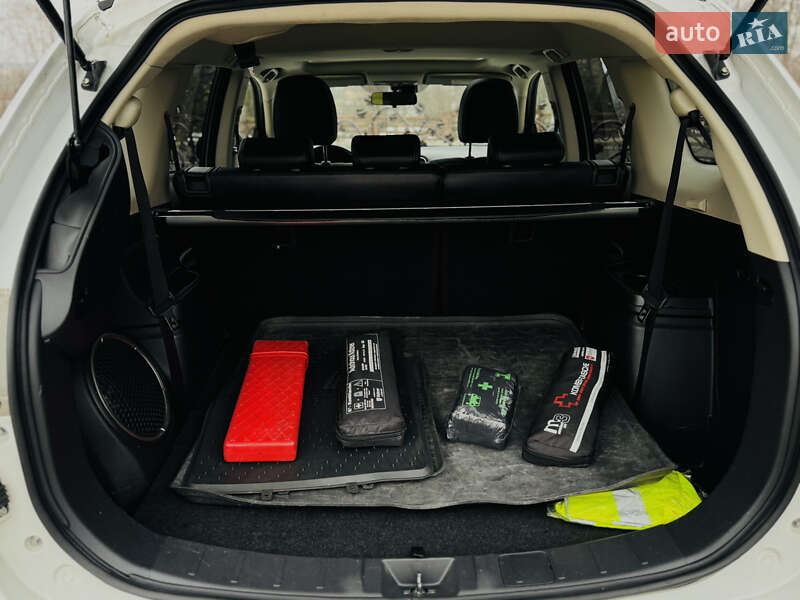 Позашляховик / Кросовер Mitsubishi Outlander 2015 в Дрогобичі