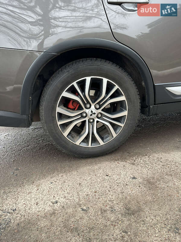 Внедорожник / Кроссовер Mitsubishi Outlander 2015 в Сумах фото 12 Внедорожник / Кроссовер Mitsubishi Outlander 2015 в Сумах