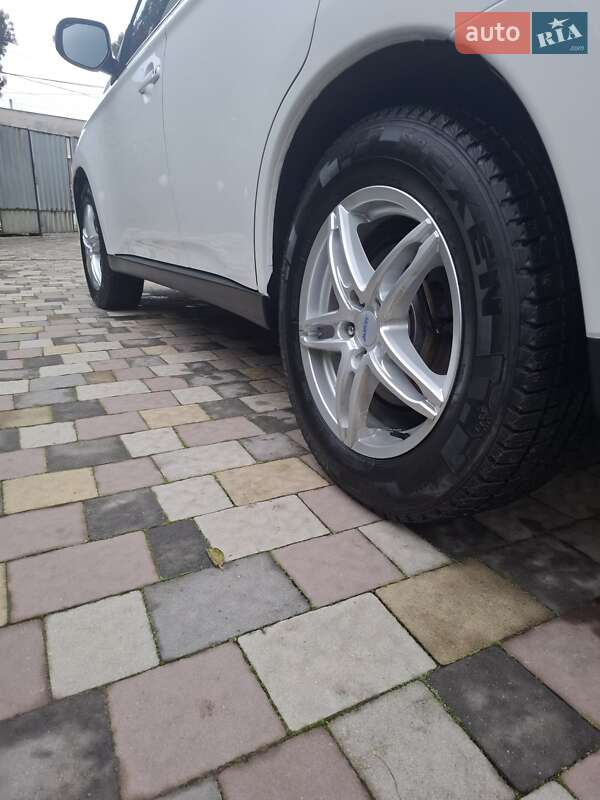 Позашляховик / Кросовер Mitsubishi Outlander 2012 в Ужгороді