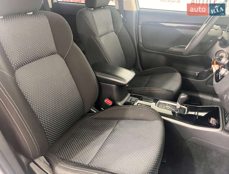 Позашляховик / Кросовер Mitsubishi Outlander 2020 в Львові