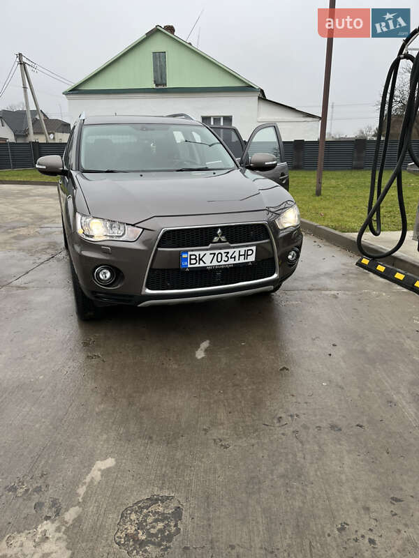 Внедорожник / Кроссовер Mitsubishi Outlander 2010 в Вараше фото 10 Внедорожник / Кроссовер Mitsubishi Outlander 2010 в Вараше