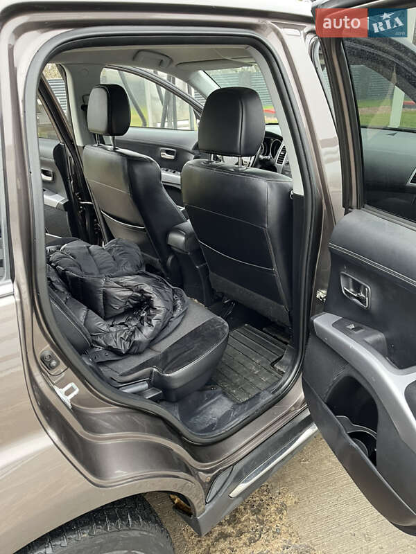 Внедорожник / Кроссовер Mitsubishi Outlander 2010 в Вараше фото 13 Внедорожник / Кроссовер Mitsubishi Outlander 2010 в Вараше