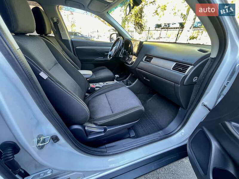 Позашляховик / Кросовер Mitsubishi Outlander 2015 в Києві