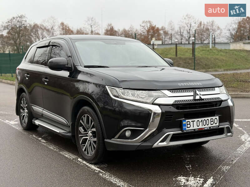 Внедорожник / Кроссовер Mitsubishi Outlander 2017 в Киеве