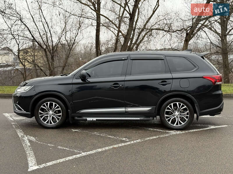 Внедорожник / Кроссовер Mitsubishi Outlander 2017 в Киеве