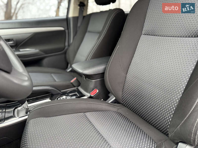 Внедорожник / Кроссовер Mitsubishi Outlander 2017 в Киеве