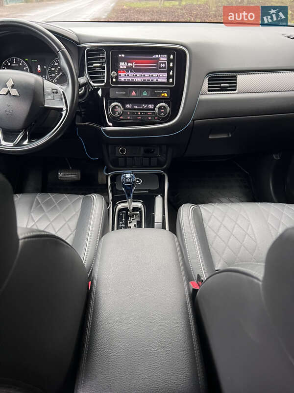 Позашляховик / Кросовер Mitsubishi Outlander 2017 в Луцьку