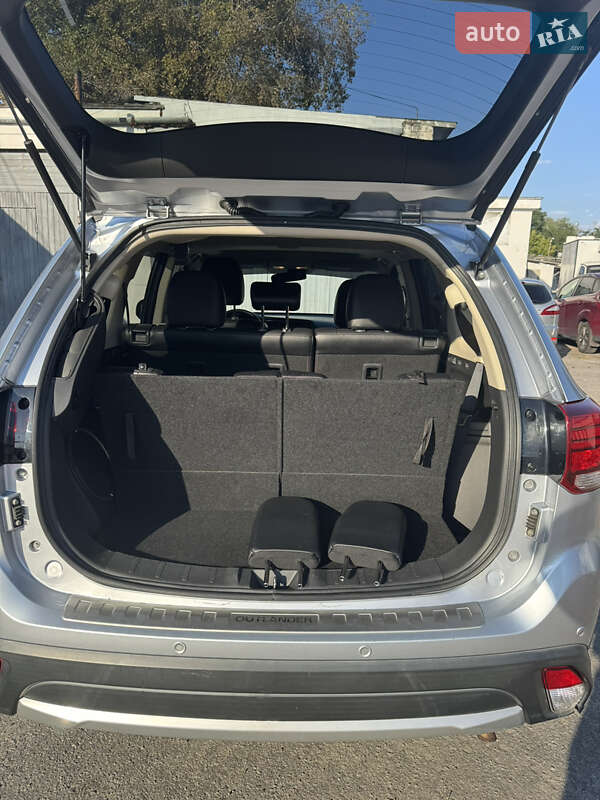 Позашляховик / Кросовер Mitsubishi Outlander 2016 в Києві