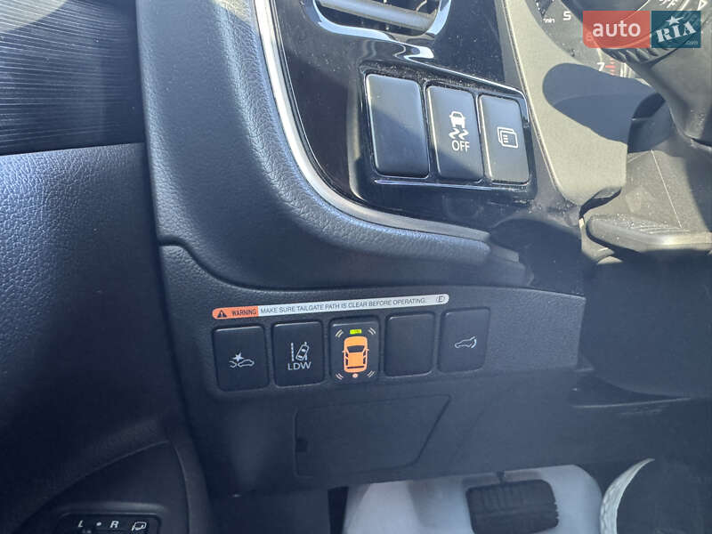 Позашляховик / Кросовер Mitsubishi Outlander 2016 в Києві